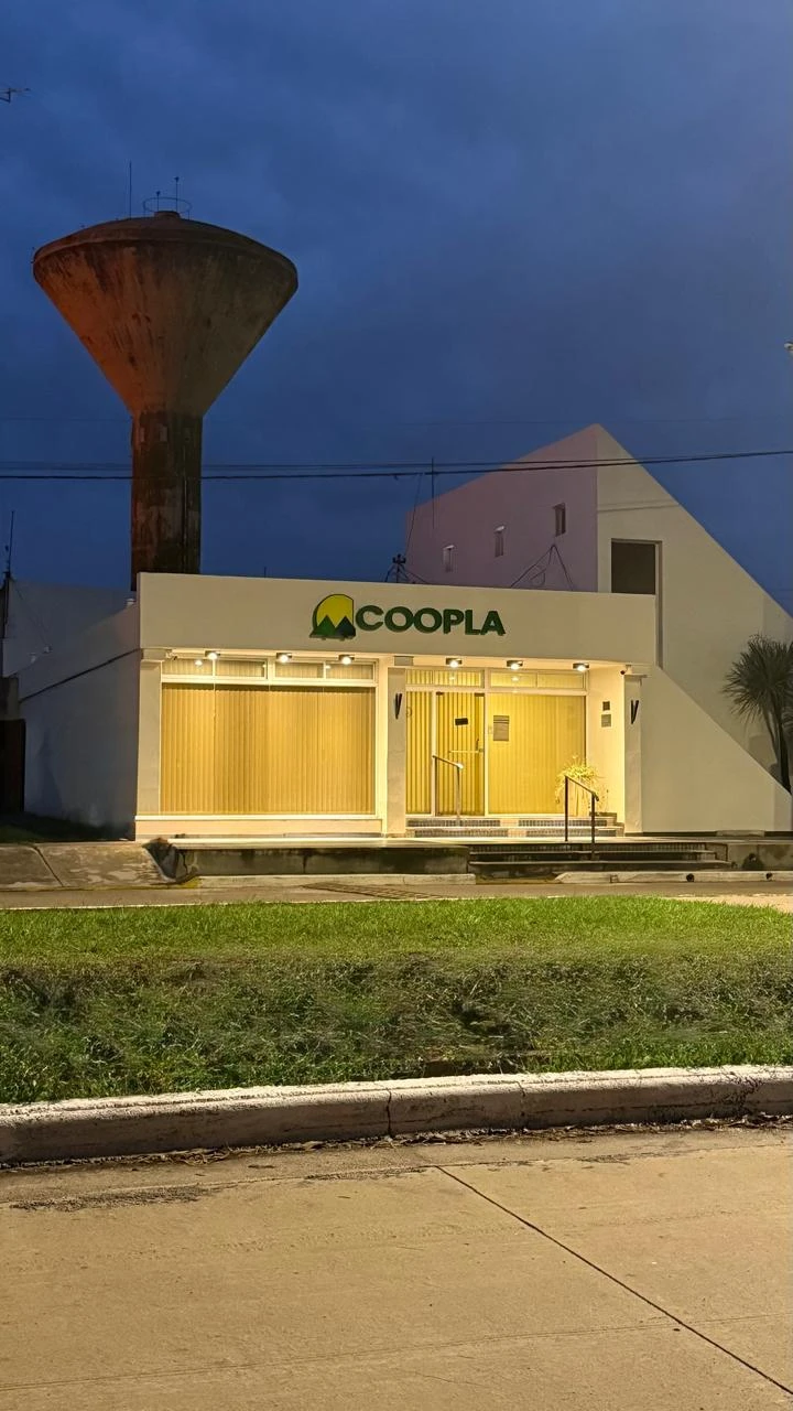 Sede de COOPLA Las Acequias de noche