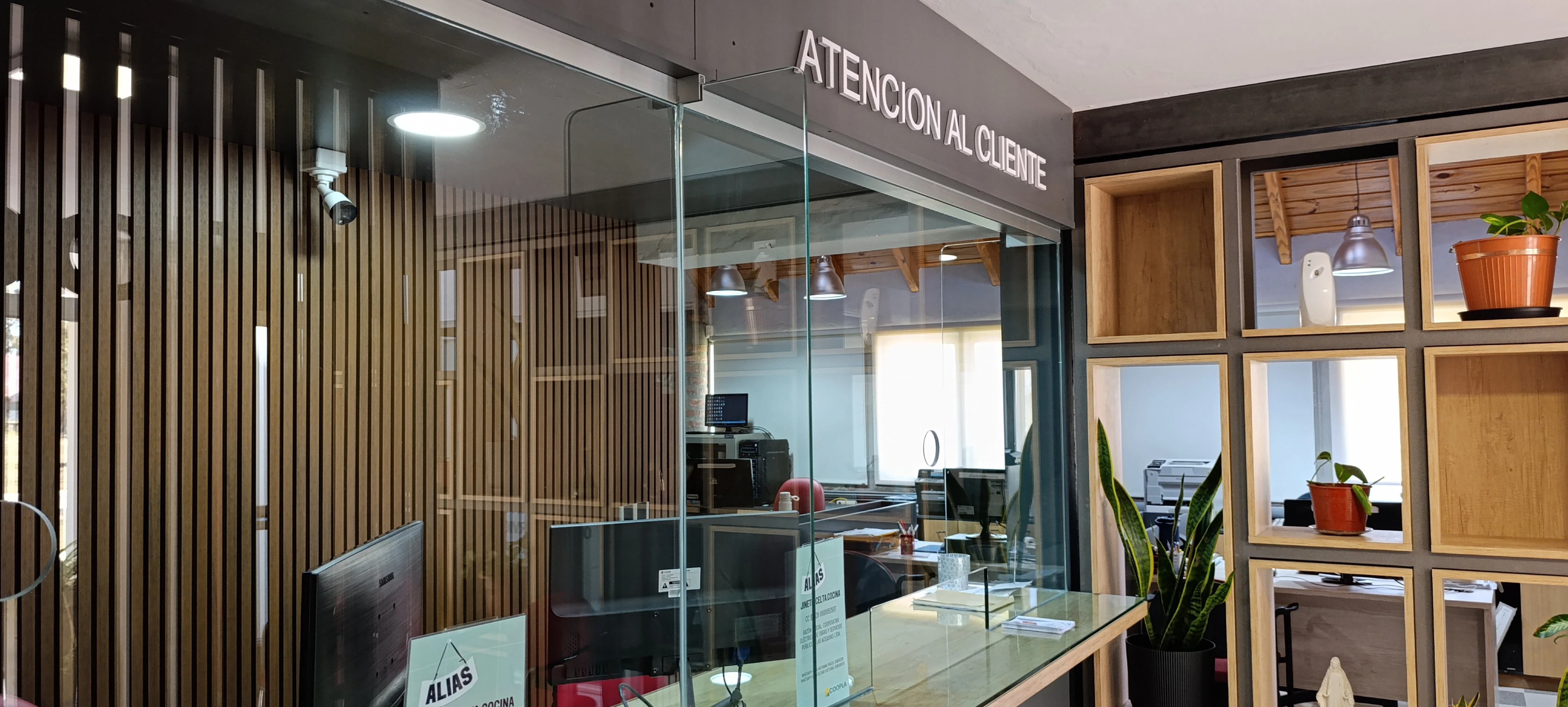 Equipo de COOPLA atendiendo a asociados